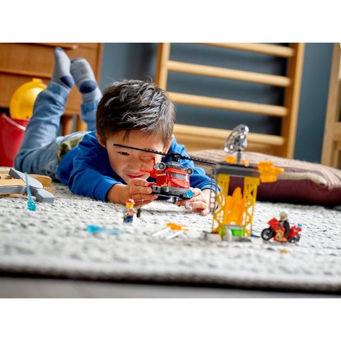 Конструктор LEGO City Пожежний рятувальний гелікоптер (60281) Прев'ю 10